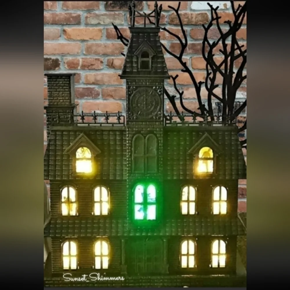 Halloween Haunted House Mansion Color Changing LED Lights & Sound Ghosts Cat New